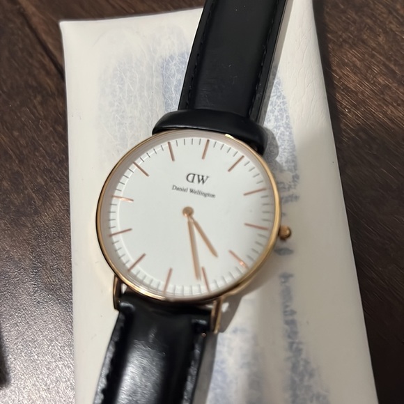 Daniel wellington black leather strap with gold face - Picture 3 of 9